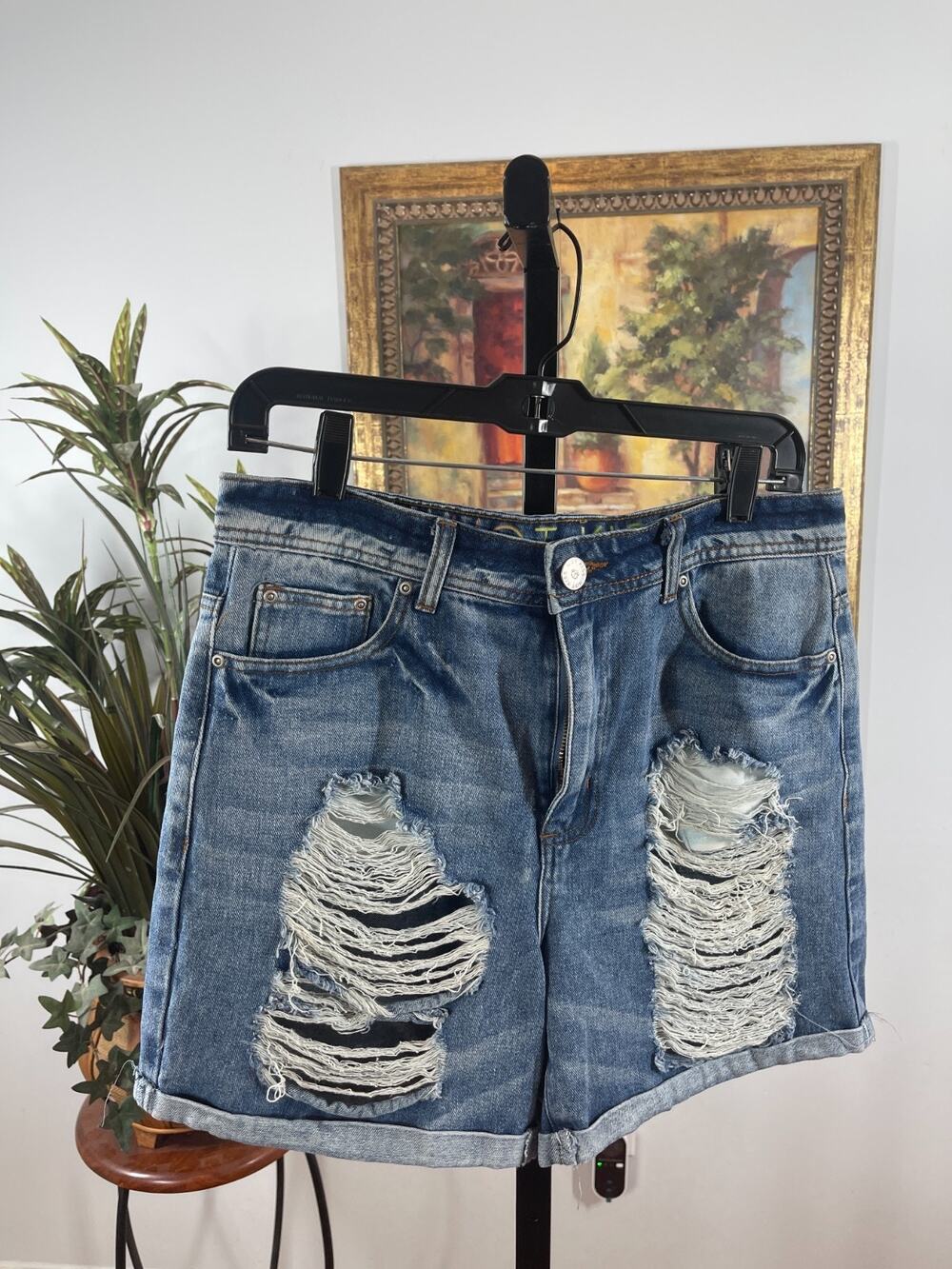 Hot Kiss Shorts Women's Size 11 Blue Denim Distressed Festival‎ Core Streetwear